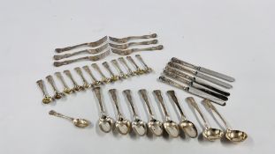 A QUANTITY OF QUEENS PATTER SILVER FLATWARE COMPRISING 6 DESSERT SPOONS, PAIR OF SAUCE LADLES,