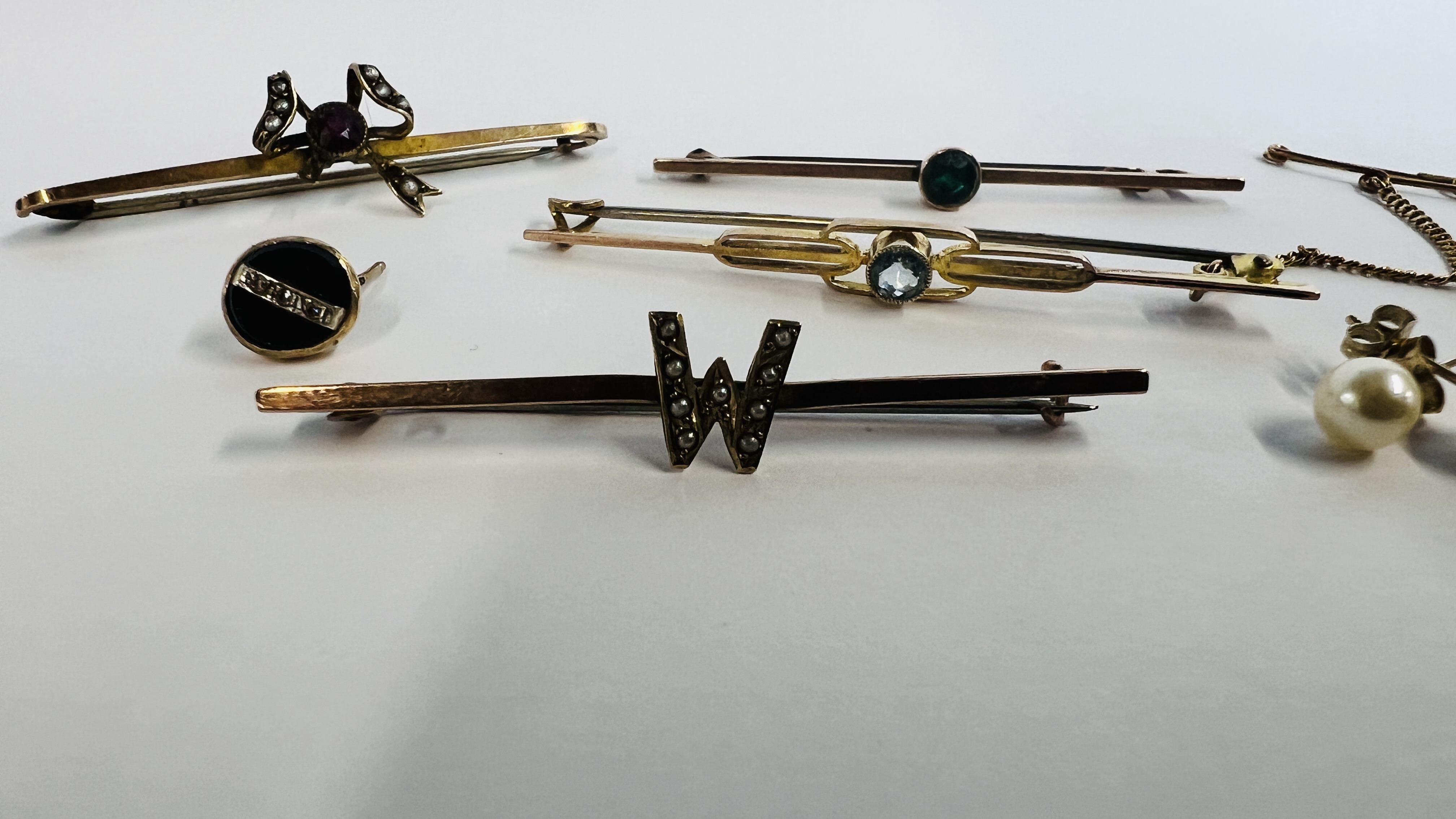 A GROUP OF FOUR 9CT. GOLD VINTAGE STONE SET BROOCHES, TWO SINGLE 9CT. GOLD EARRINGS, PAIR OF 9CT. - Image 3 of 8