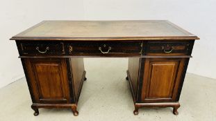 EDWARDIAN MAHOGANY TWIN PEDESTAL DESK WITH TOOLED LEATHER TO TOP W 138CM, D 65CM, H 77CM.