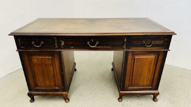 EDWARDIAN MAHOGANY TWIN PEDESTAL DESK WITH TOOLED LEATHER TO TOP W 138CM, D 65CM, H 77CM.