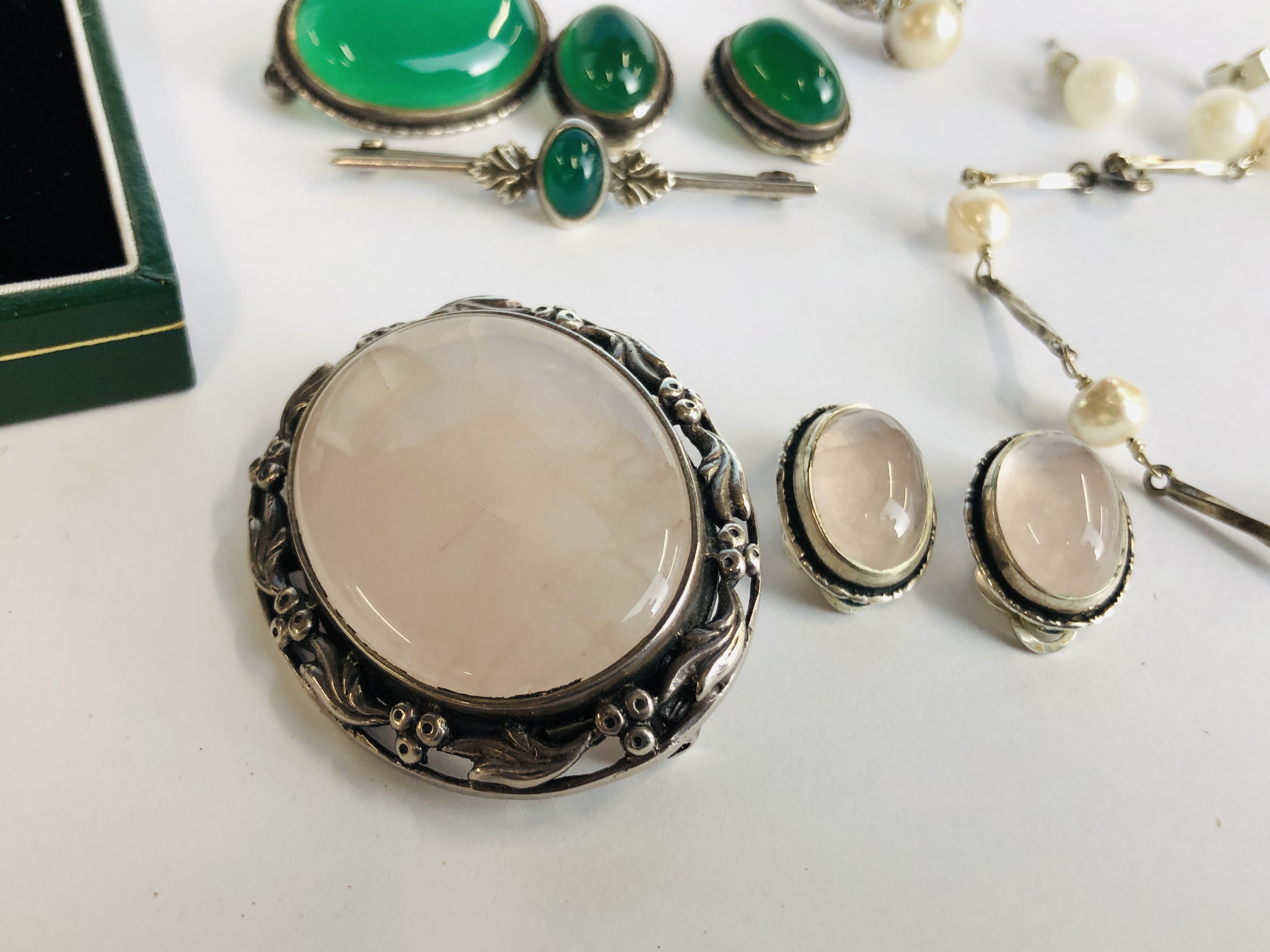 A SMALL GROUP OF SILVER AND WHITE METAL JEWELLERY PIECES INCLUDING ROSE QUARTZ, GREEN STONE, PEARLS, - Image 2 of 8