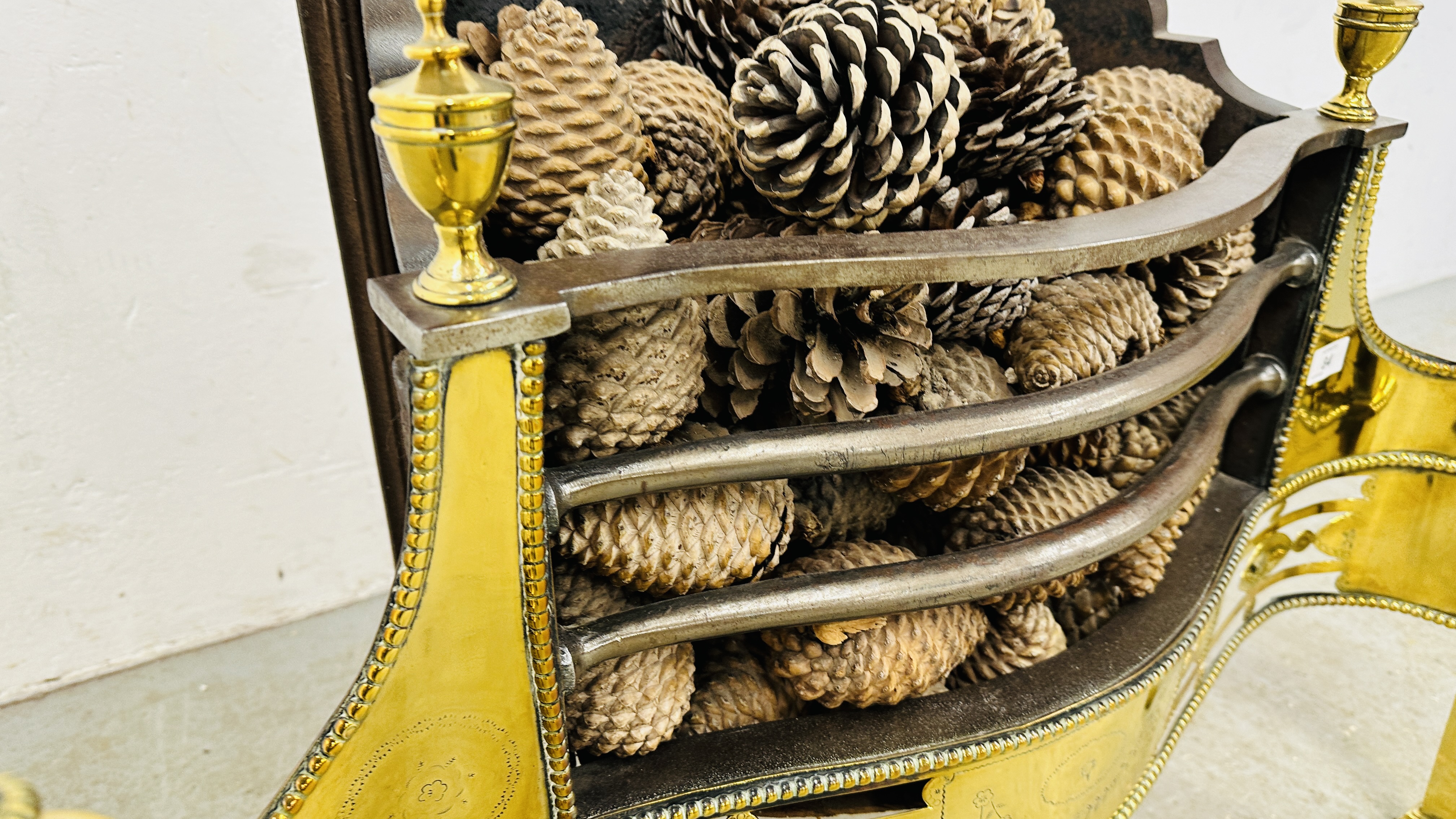 IMPRESSIVE HEAVY CAST FIRE BASKET WITH BRASS DETAILING - OVERALL WIDTH 83CM. - Image 7 of 11