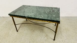 A VINTAGE BRASS FRAMED COFFEE / OCCASIONAL TABLE ON REEDED SUPPORTS INSET WITH GREEN MARBLE SLAB -