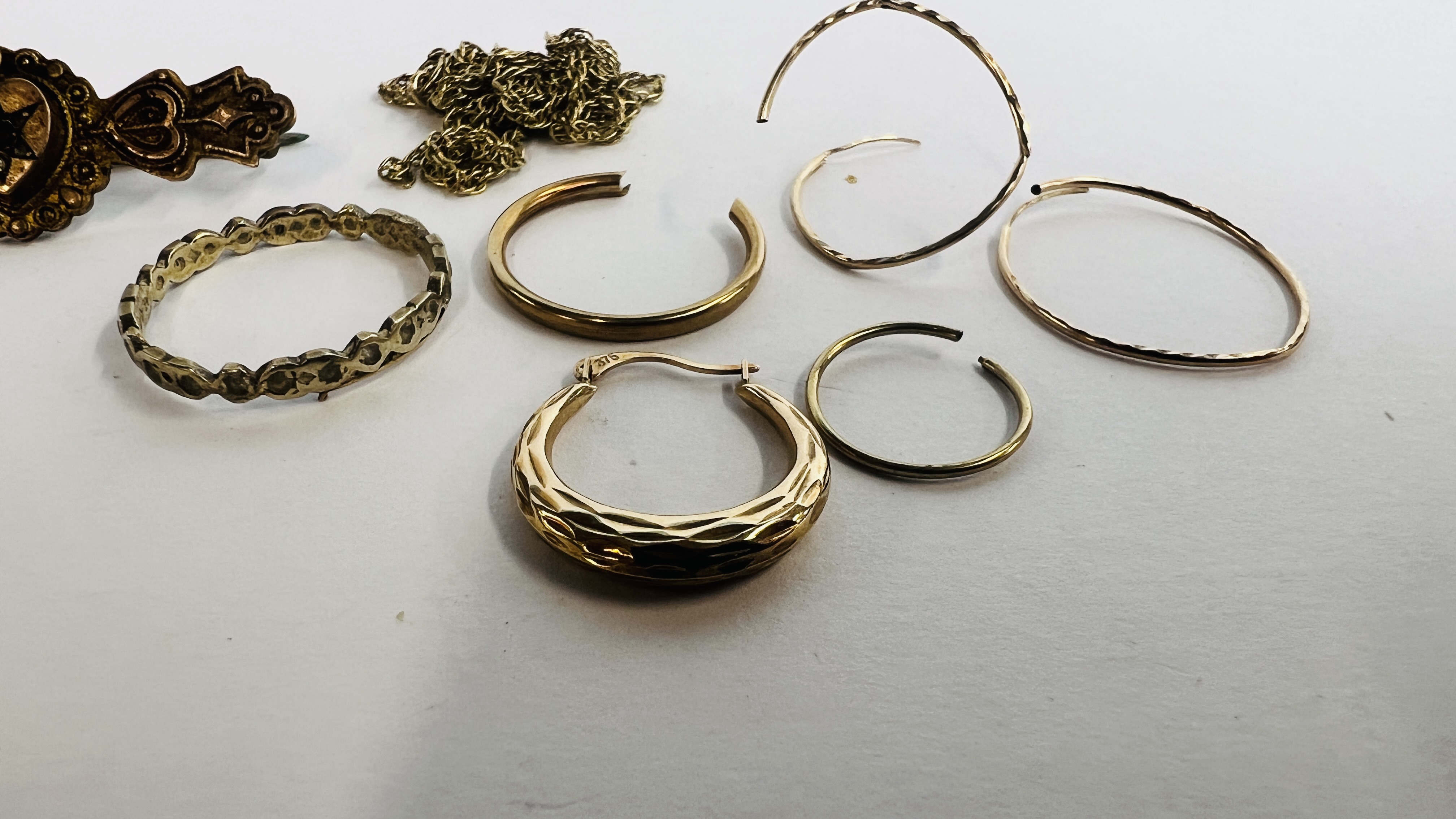 COLLECTION OF SCRAP 9CT GOLD PIECES TO INCLUDE NECKLACE A/F, 5 HOOP EARRINGS, VINTAGE BROOCH, - Image 2 of 9