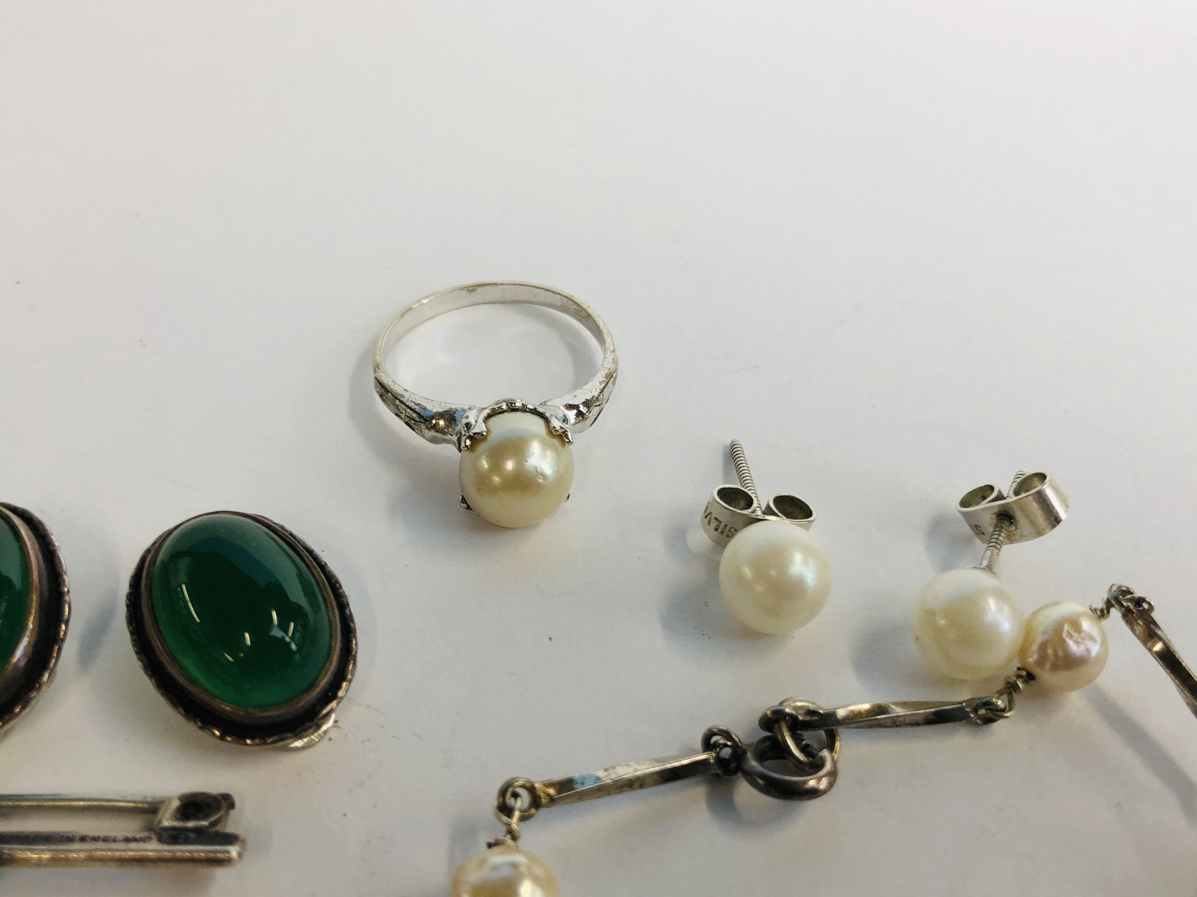 A SMALL GROUP OF SILVER AND WHITE METAL JEWELLERY PIECES INCLUDING ROSE QUARTZ, GREEN STONE, PEARLS, - Image 4 of 8