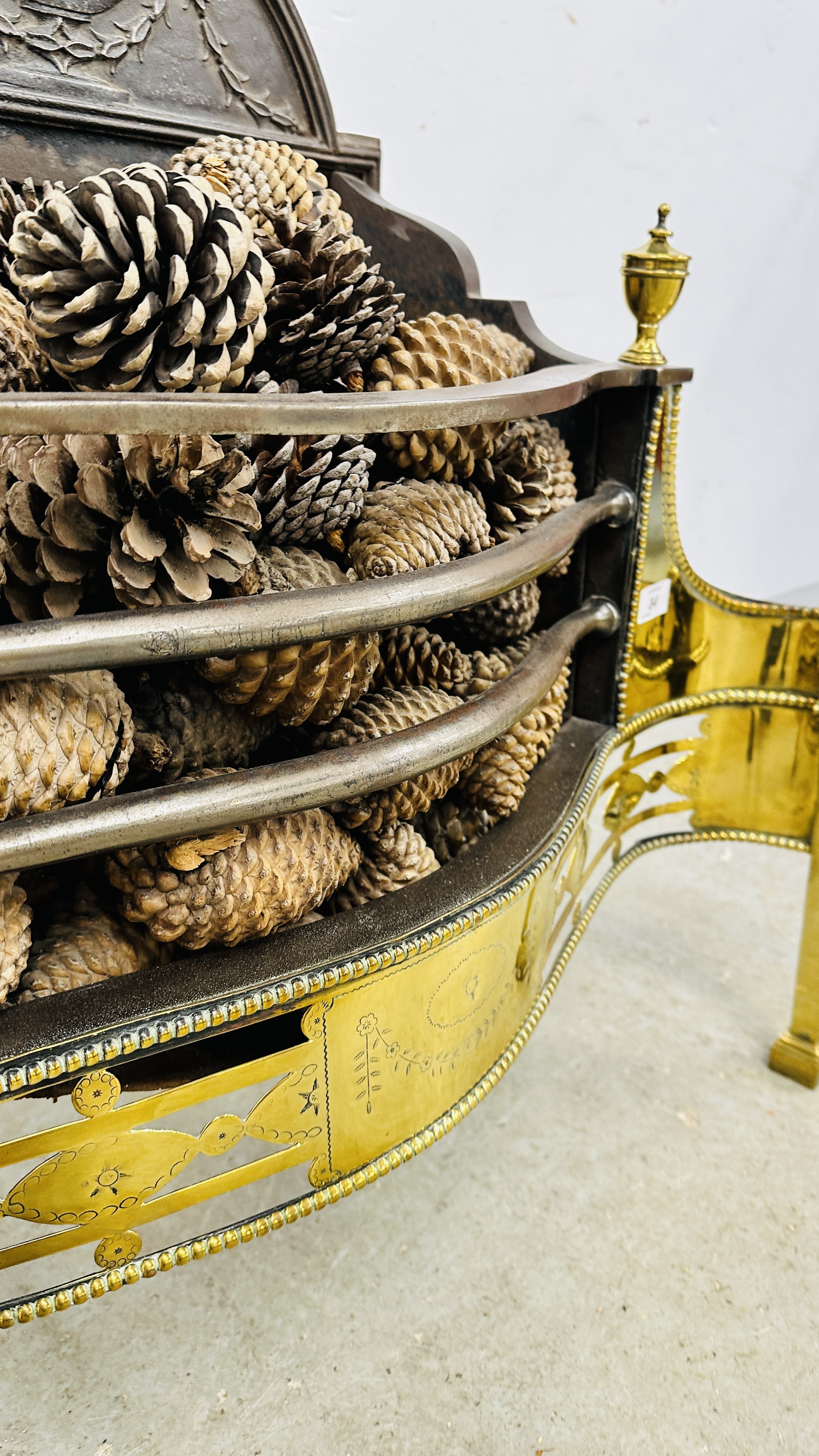 IMPRESSIVE HEAVY CAST FIRE BASKET WITH BRASS DETAILING - OVERALL WIDTH 83CM. - Image 9 of 11