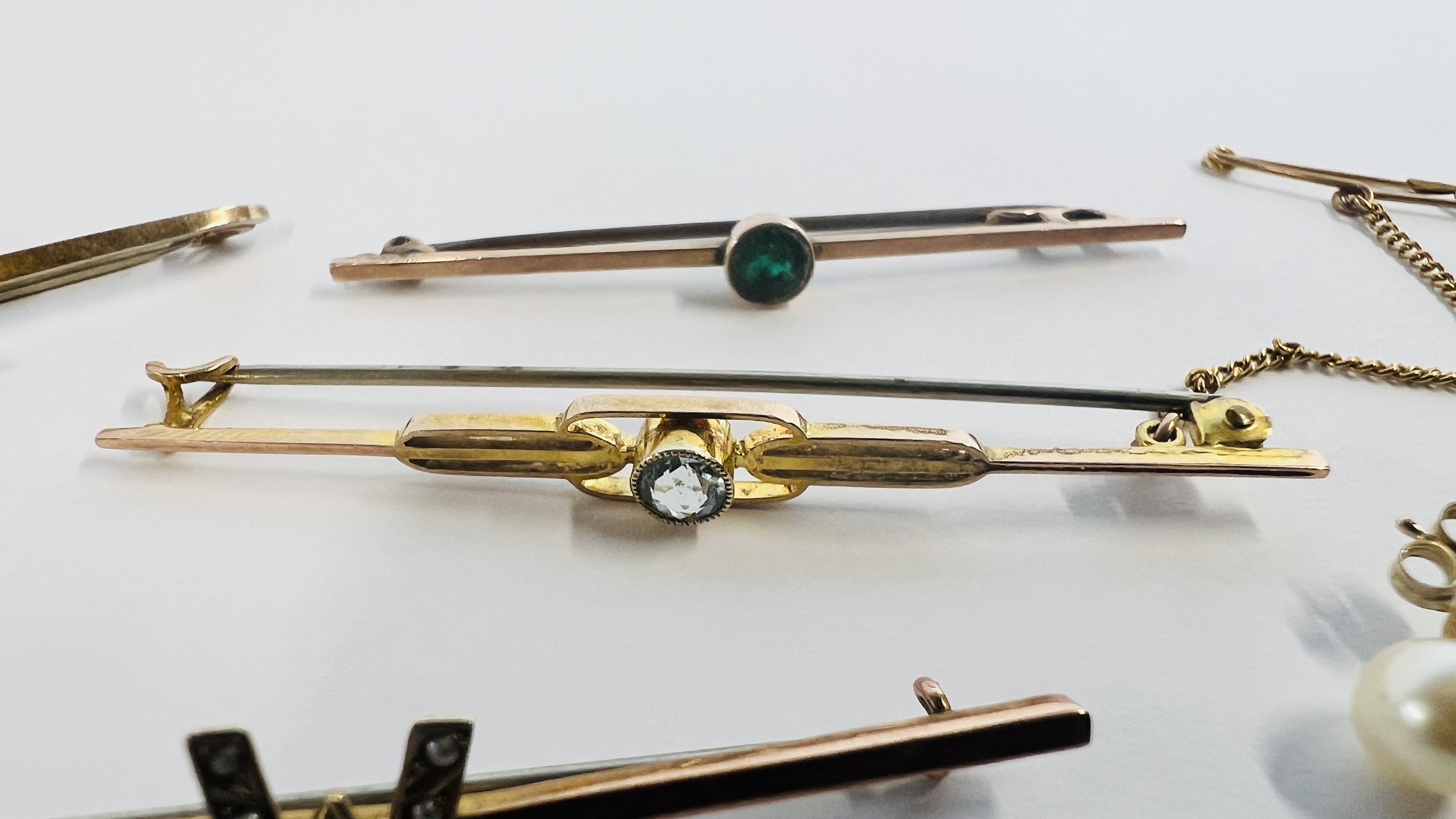 A GROUP OF FOUR 9CT. GOLD VINTAGE STONE SET BROOCHES, TWO SINGLE 9CT. GOLD EARRINGS, PAIR OF 9CT. - Image 4 of 8