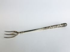 AN ANTIQUE SILVER TOASTING FORK, BIRMINGHAM ASSAY - L 23.5CM.