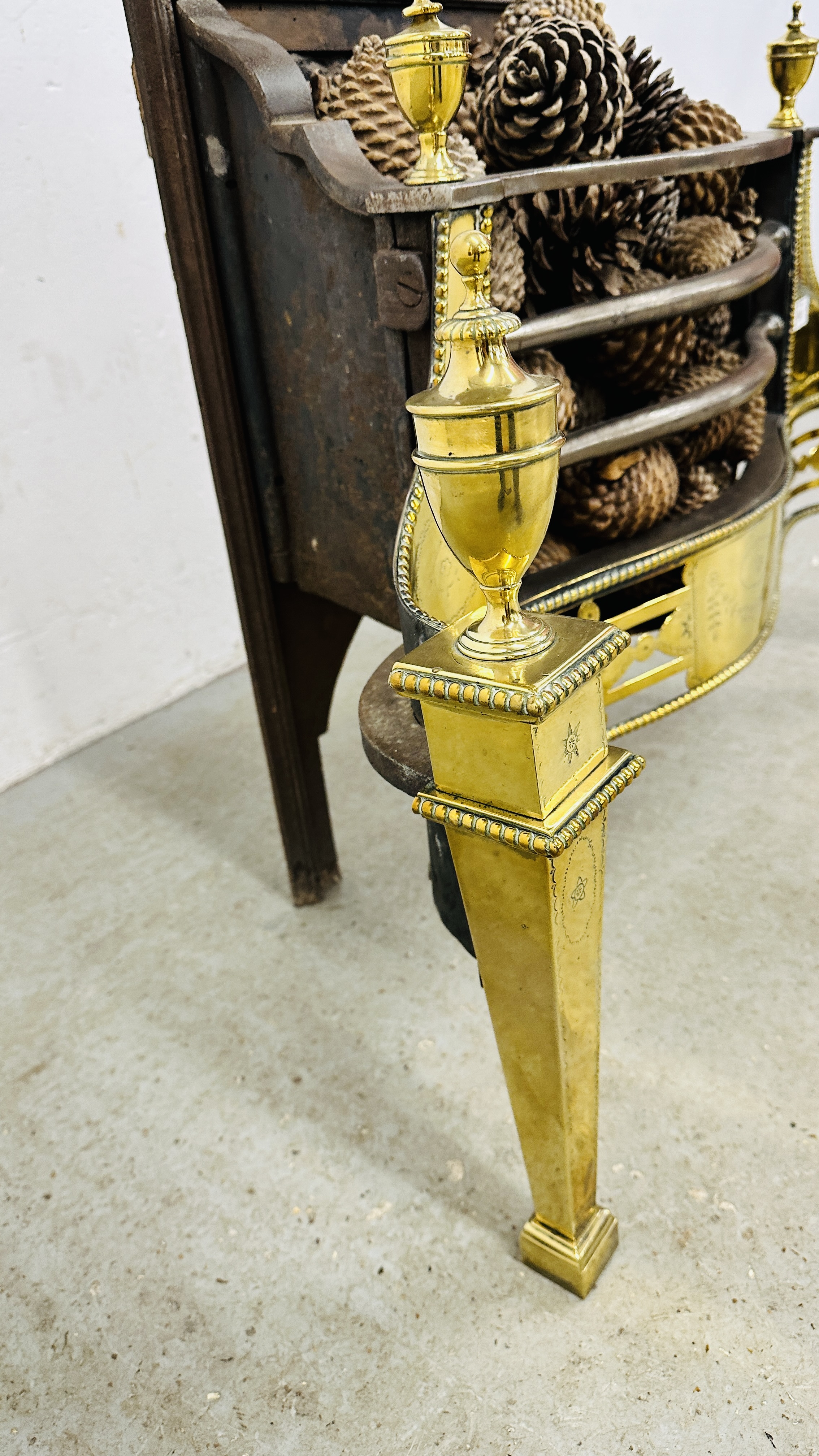 IMPRESSIVE HEAVY CAST FIRE BASKET WITH BRASS DETAILING - OVERALL WIDTH 83CM. - Image 11 of 11