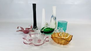 A GROUP OF ART AND STUDIO GLASS TO INCLUDE A CARNIVAL GLASS STYLE DISH ETC., EDINBURGH CRYSTAL VASE.