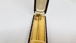 AN ANTIQUE 18CT GOLD HORSESHOE STICK PIN IN A VINTAGE BOX MARKED G. TYDEMAN STOWMARKET.