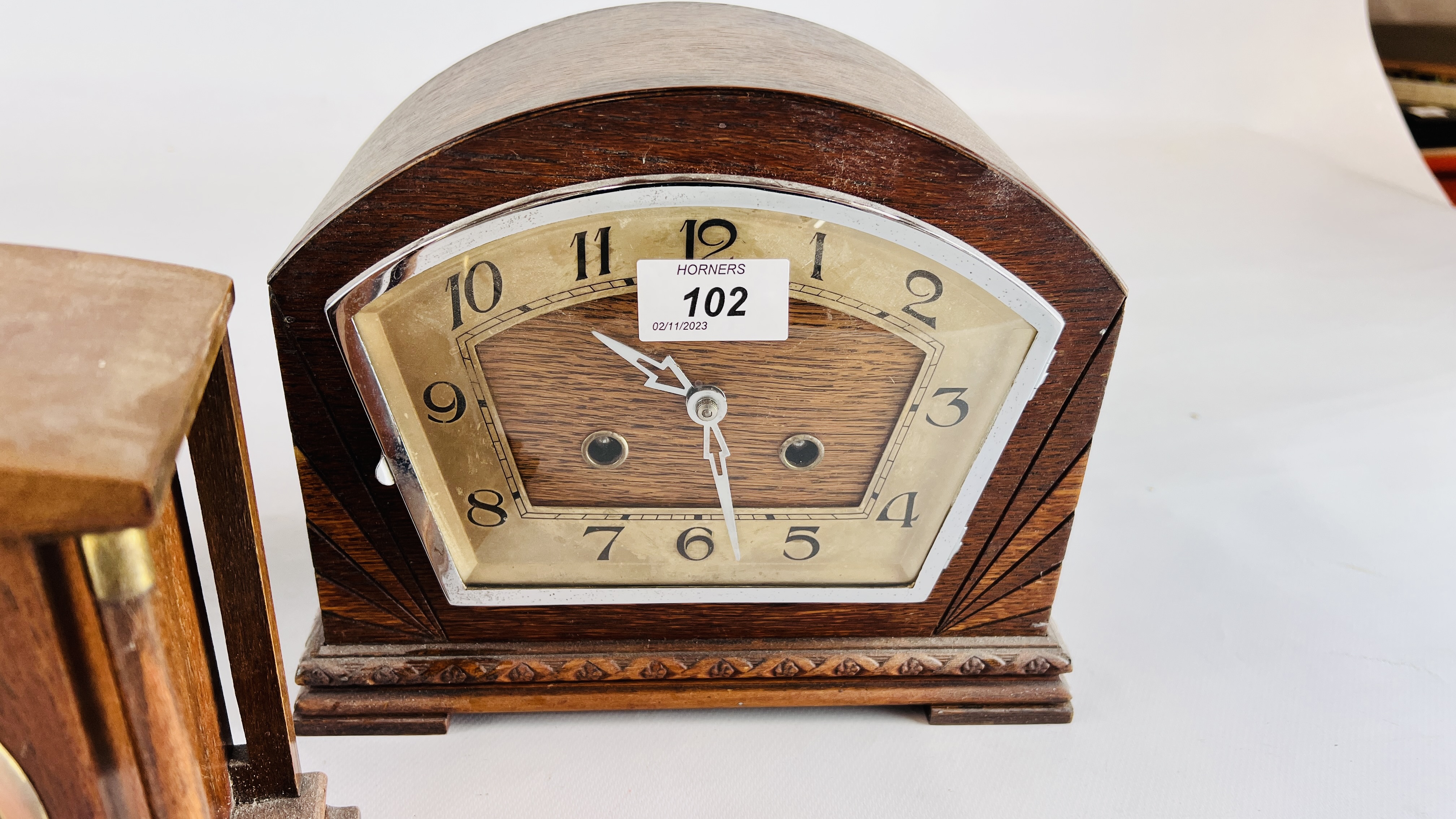 A GROUP OF THREE VINTAGE MANTEL CLOCKS TO INCLUDE AN EDWARDIAN AND ART DECO EXAMPLE. - Image 4 of 7