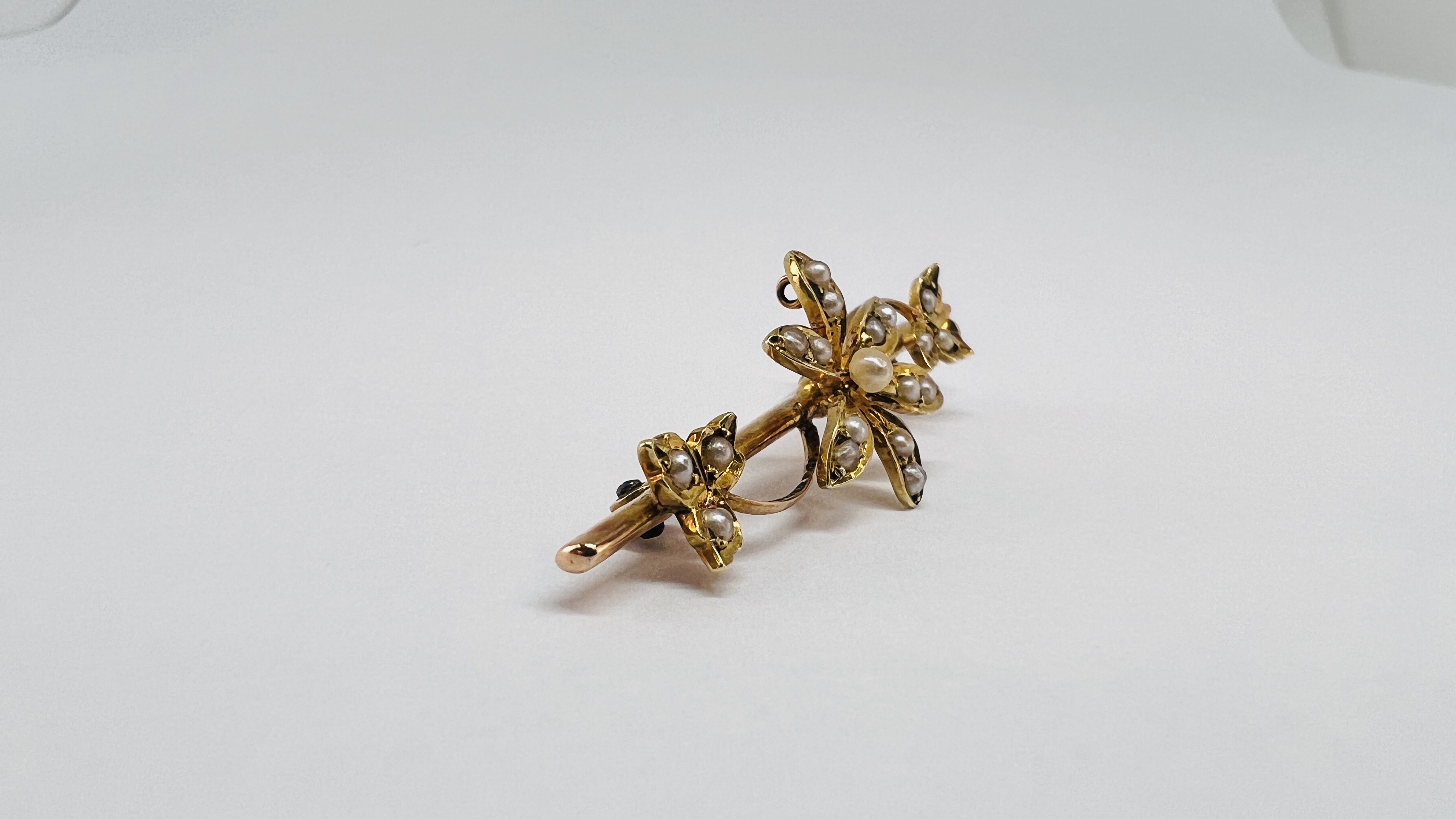 A VINTAGE 15CT GOLD FLOWER BROOCH SET WITH SEED PEARLS. - Image 4 of 6