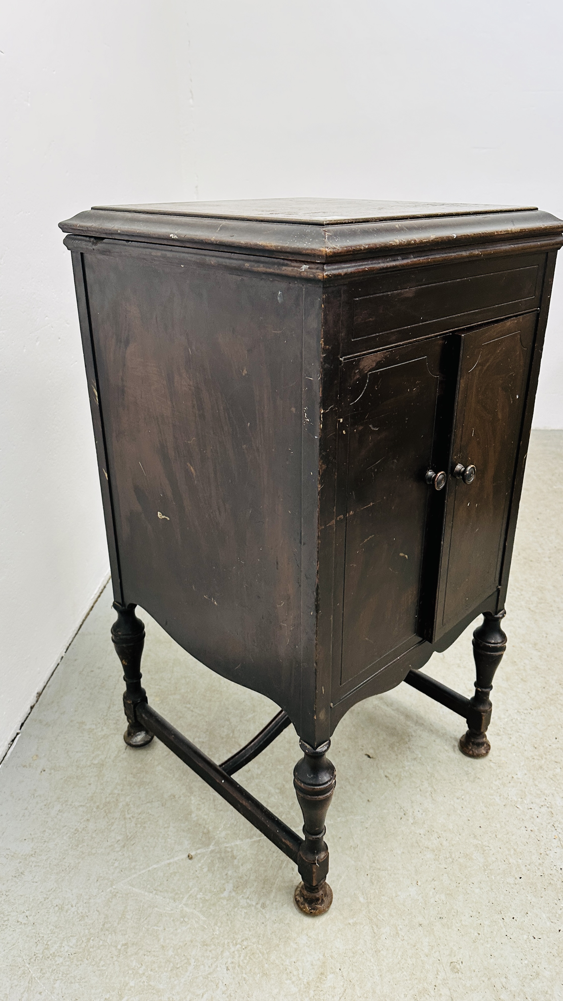 A VINTAGE "HIS MASTERS VOICE" GRAMOPHONE IN A FITTED MAHOGANY FINISH MUSIC CABINET BY W. - Image 10 of 11