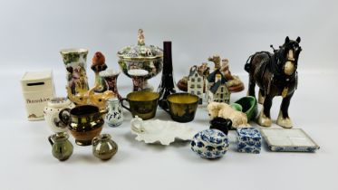 A BOX OF ASSORTED CABINET COLLECTIBLES TO INCLUDE A PAIR OF IMARI PATTERN VASES, LUSTRE WARE JUG,