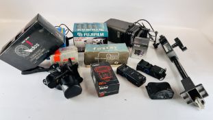 A COLLECTION OF MIXED CAMERA EQUIPMENT AND ACCESSORIES TO INCLUDE BOXED VIVITAR 3 DIMENSION LENS