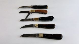 A GROUP OF 5 FOLDING POCKET KNIVES TO INCLUDE A.