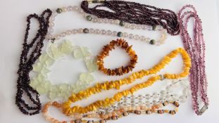A GROUP OF VINTAGE HARDSTONE BEADED NECKLACES TO INCLUDE AMBER AND AMETHYST EXAMPLES.