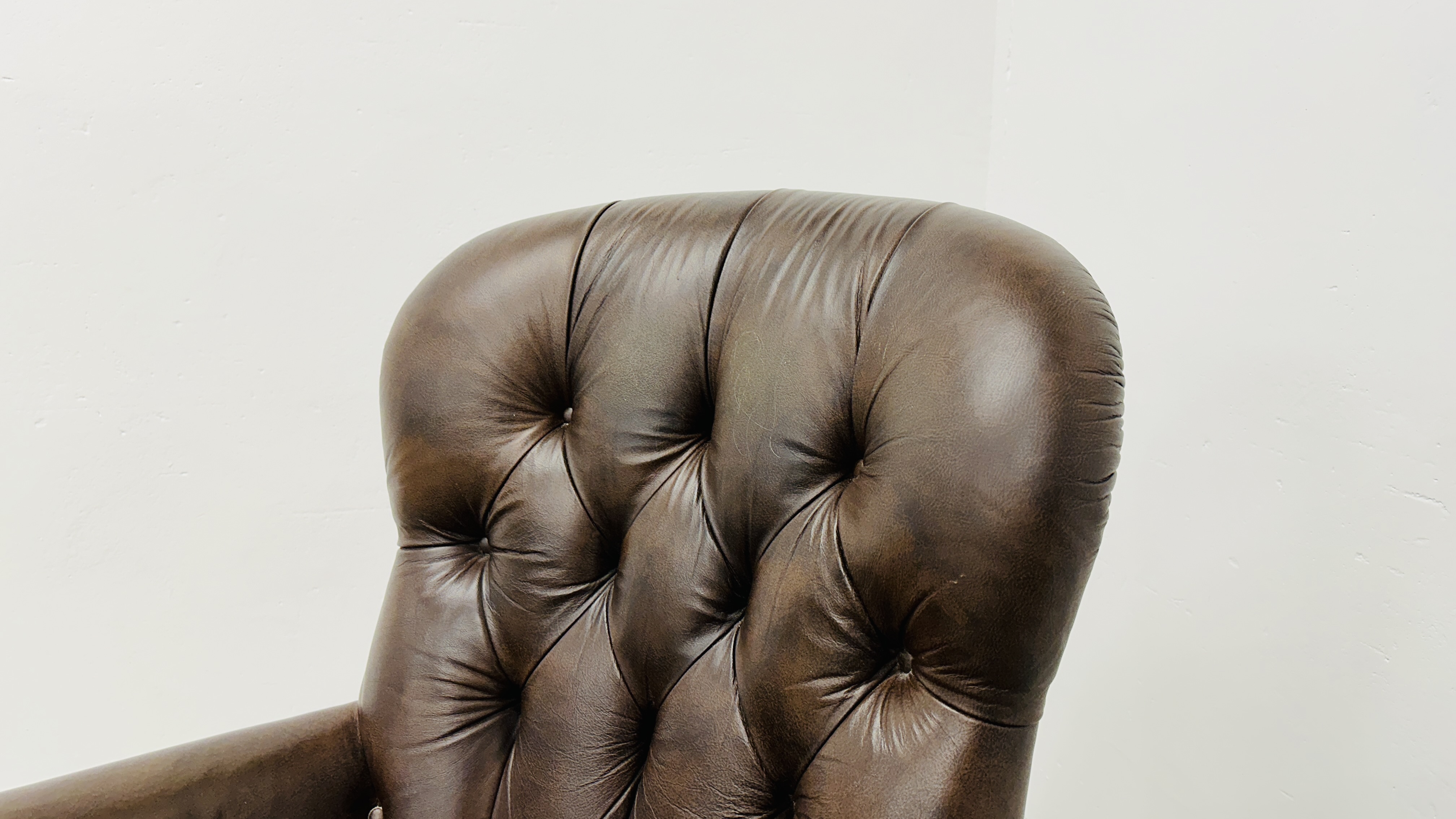 A MODERN TAN LEATHER BUTTON BACK EASY CHAIR. - Image 3 of 10