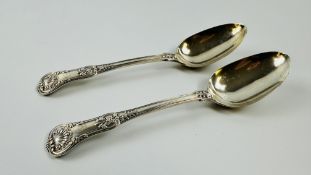 A PAIR OF ANTIQUE QUEENS PATTERN SERVING SPOONS, LONDON ASSAY R.C, L 22.5CM.