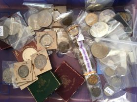 COINS: TUB OF MIXED MAINLY ENGLISH CUPRO-NICKEL INCLUDING 1951 CROWN (3), MODERN £5 (2),