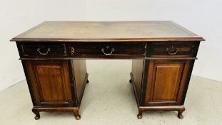 EDWARDIAN MAHOGANY TWIN PEDESTAL DESK WITH TOOLED LEATHER TO TOP, W 138CM, D 65CM, H 77CM.