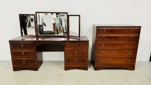 A MAHOGANY FINISH MODERN FIVE DRAWER CHEST - W 88CM D 43CM H 95CM ALONG WITH A MATCHING TWIN