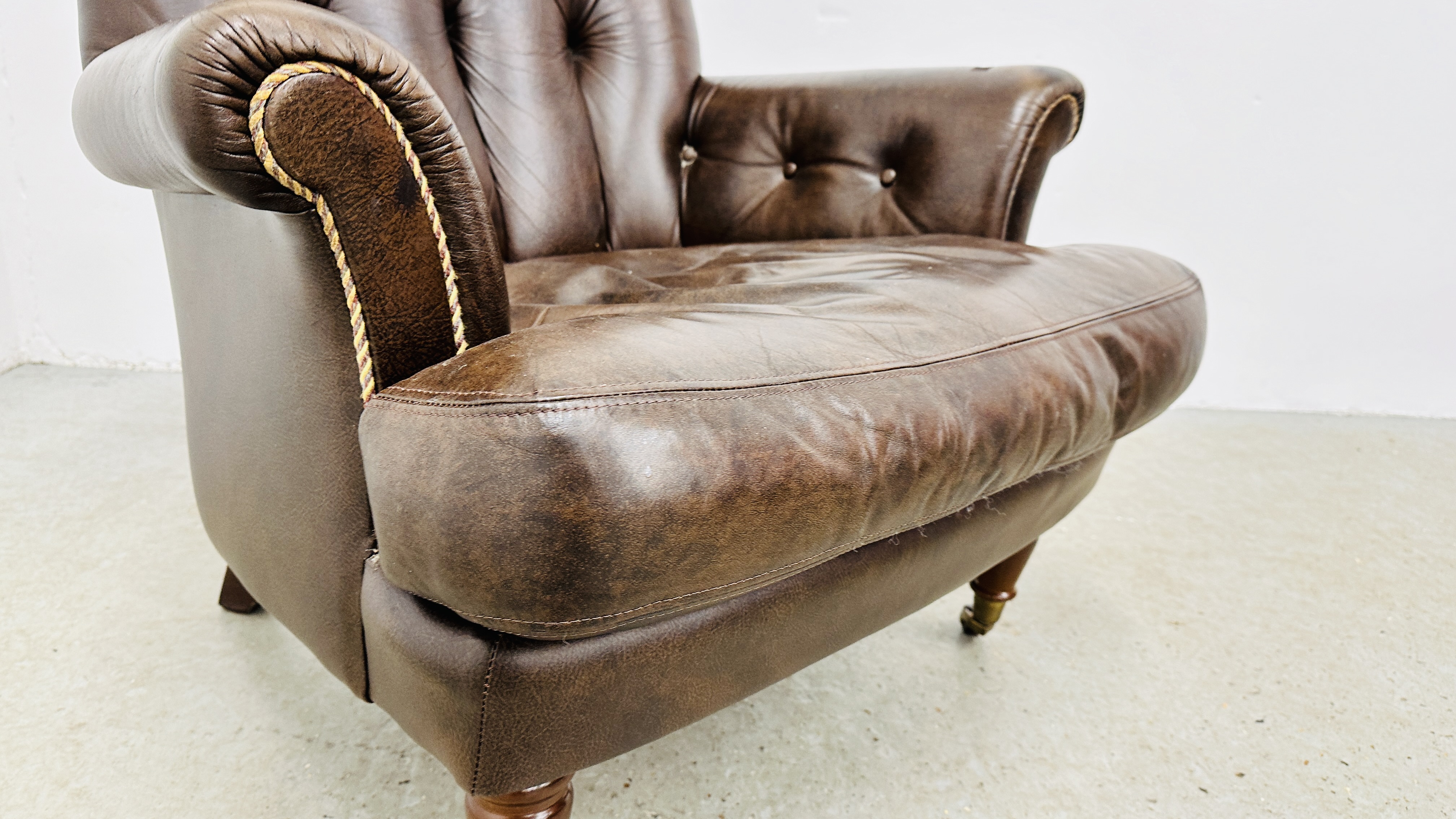 A MODERN TAN LEATHER BUTTON BACK EASY CHAIR. - Image 8 of 10