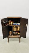 A 2 DOOR OAK SMOKERS CABINET AND CONTENTS TO INCLUDE PIPES "SEA DOG", "TRIDENT", THE ¾ OZ",