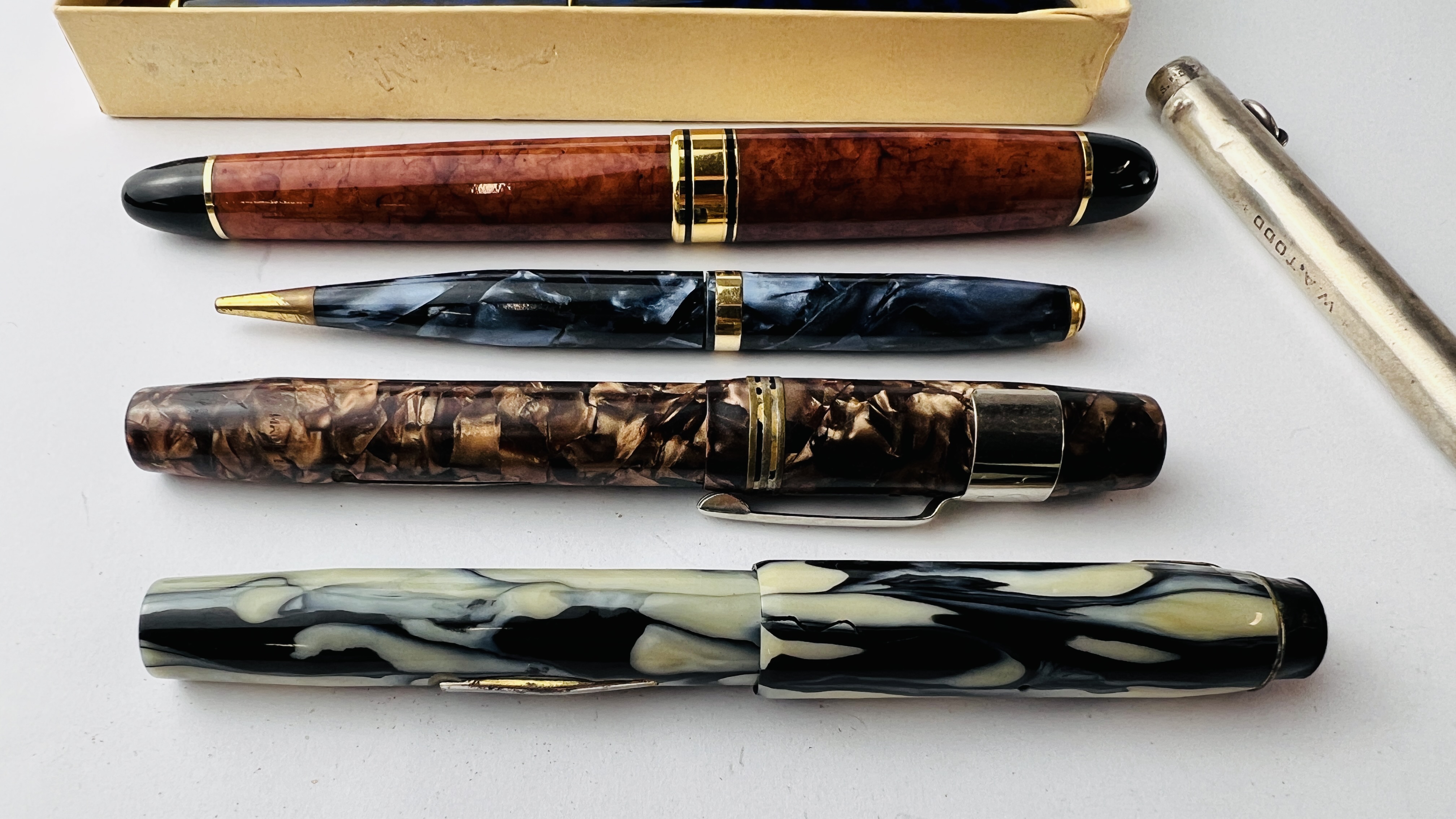 FOUNTAIN PENS AND PROPELLING PENCILS INCLUDING SAMPSON MORDAN AND CONWAY STEWART. - Image 2 of 10