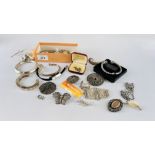 AN EXTENSIVE GROUP OF ASSORTED MODERN AND VINTAGE WHITE METAL AND SILVER JEWELLERY TO INCLUDE