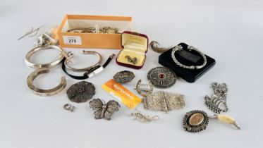 AN EXTENSIVE GROUP OF ASSORTED MODERN AND VINTAGE WHITE METAL AND SILVER JEWELLERY TO INCLUDE