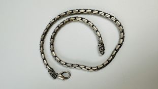 AN UNUSUAL AUSTRALIAN WHITE METAL NECKLACE - L 50CM.