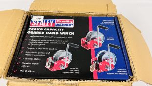 A BOXED SEALEY 900KG GEARED HAND WINCH.
