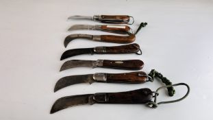 A GROUP OF 7 FOLDING WOODEN HANDLED VINTAGE POCKET KNIVES TO INCLUDE ATCO,