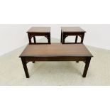 A PAIR OF REPRO MAHOGANY FINISH LAMP TABLES W 51 X D 51 X H 61CM ALONG WITH A MATCHING RECTANGULAR