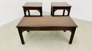 A PAIR OF REPRO MAHOGANY FINISH LAMP TABLES W 51 X D 51 X H 61CM ALONG WITH A MATCHING RECTANGULAR