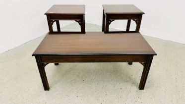 A PAIR OF REPRO MAHOGANY FINISH LAMP TABLES W 51 X D 51 X H 61CM ALONG WITH A MATCHING RECTANGULAR