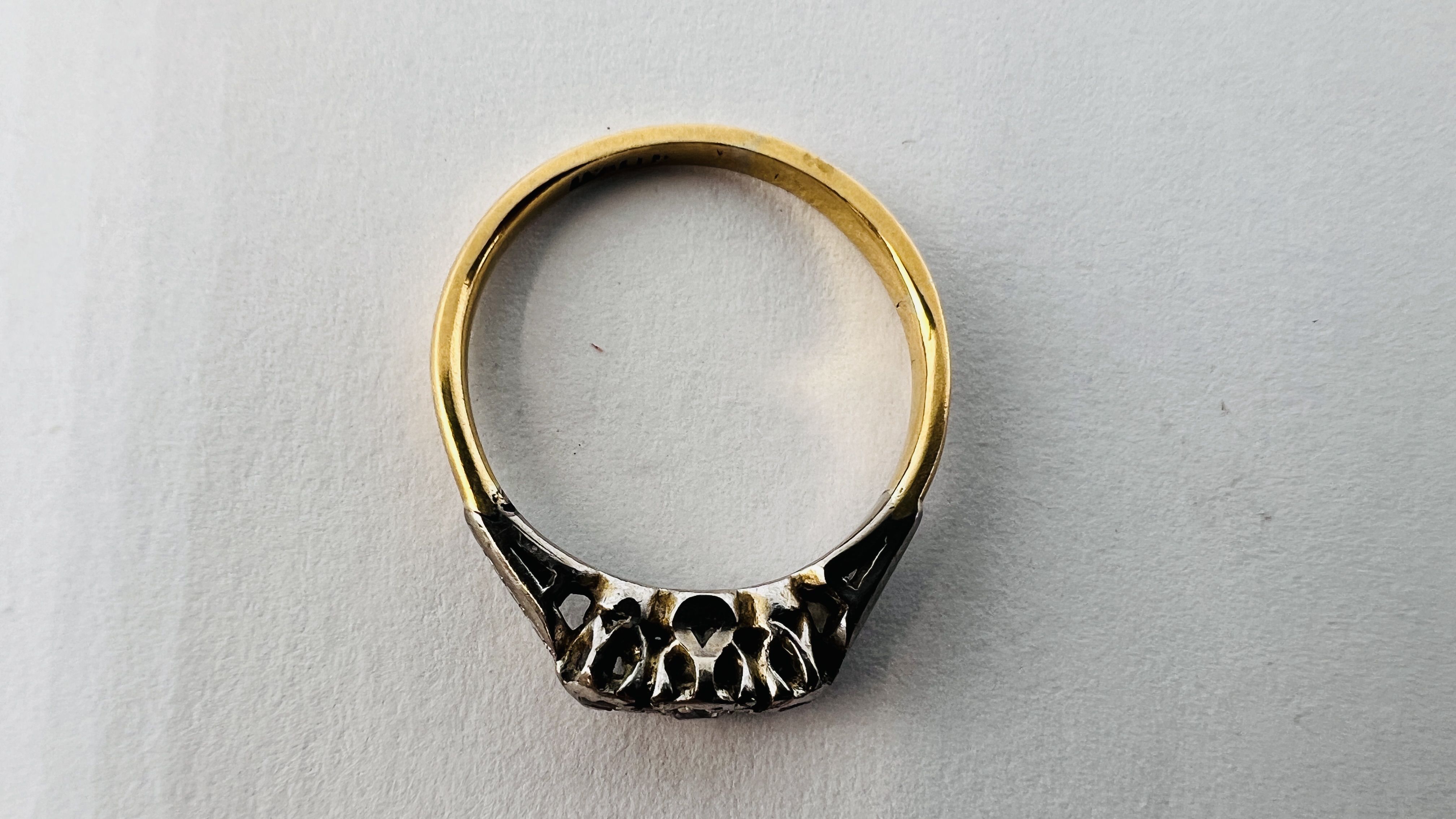 A YELLOW METAL 3 STONE DIAMOND RING (RUBBED MARKS). - Image 3 of 9