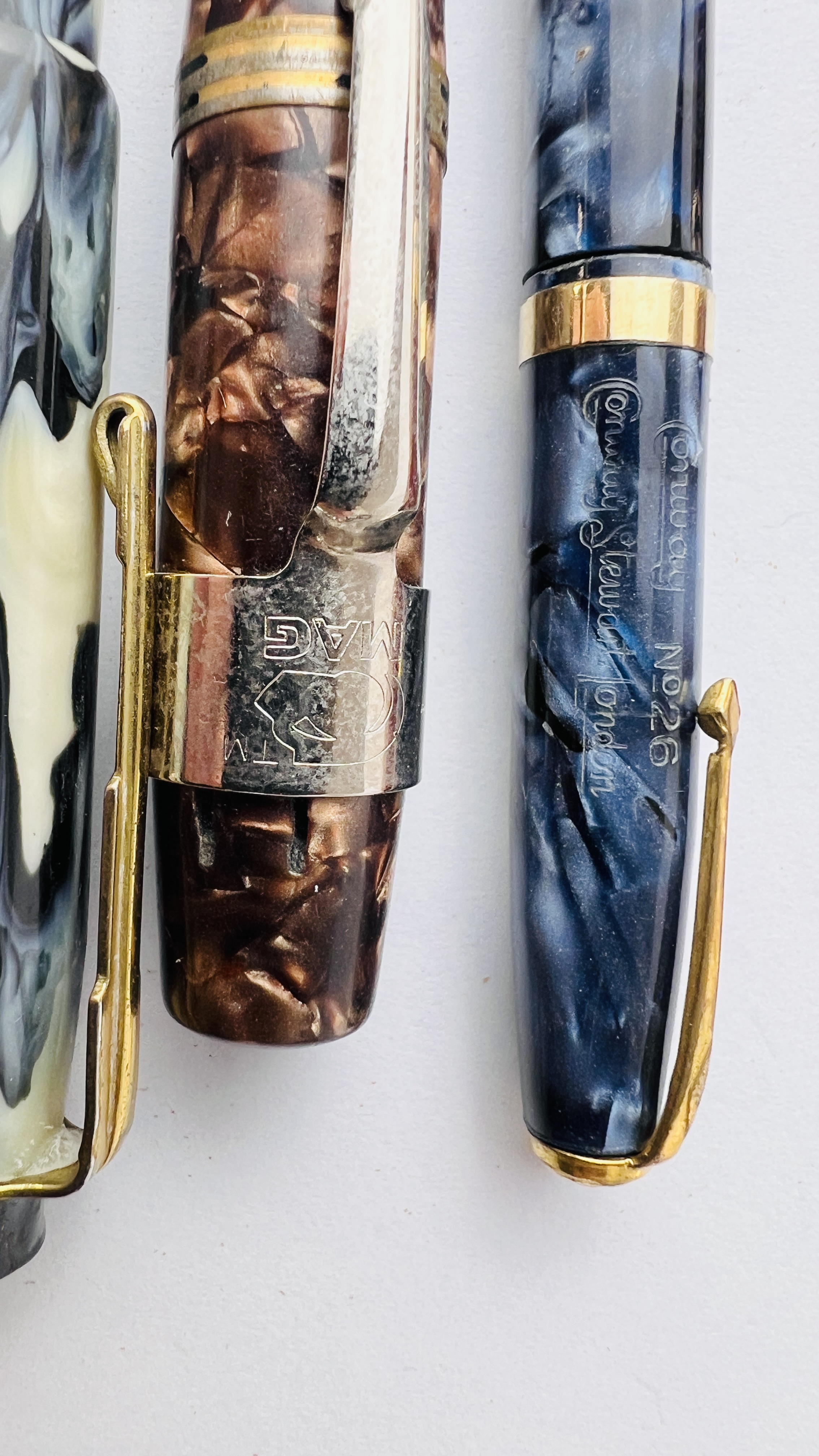 FOUNTAIN PENS AND PROPELLING PENCILS INCLUDING SAMPSON MORDAN AND CONWAY STEWART. - Image 5 of 10