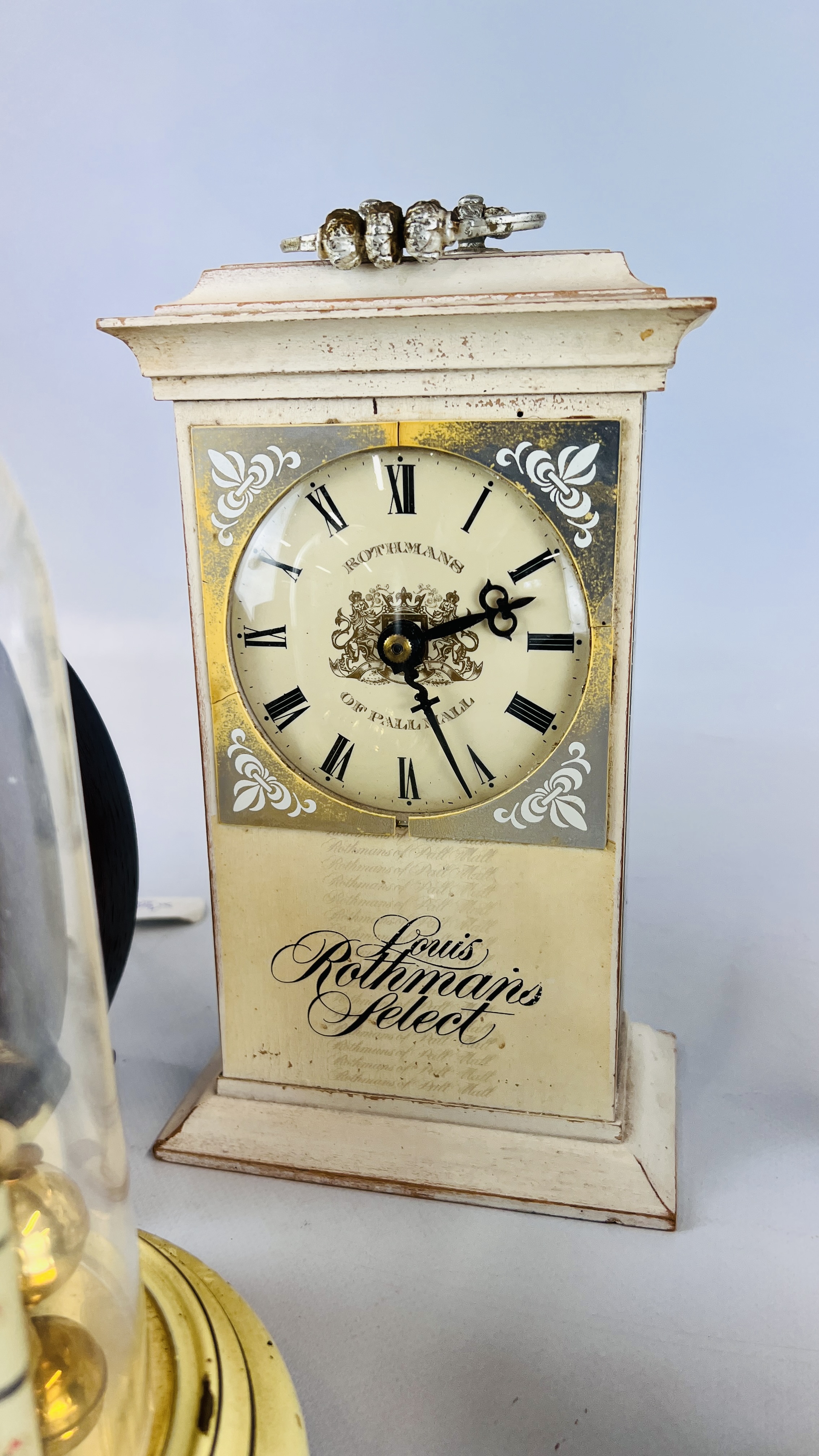 A GROUP OF 7 ASSORTED VINTAGE CLOCKS TO INCLUDE AN OAK CASED SMITHS MANTEL CLOCK, - Image 6 of 8