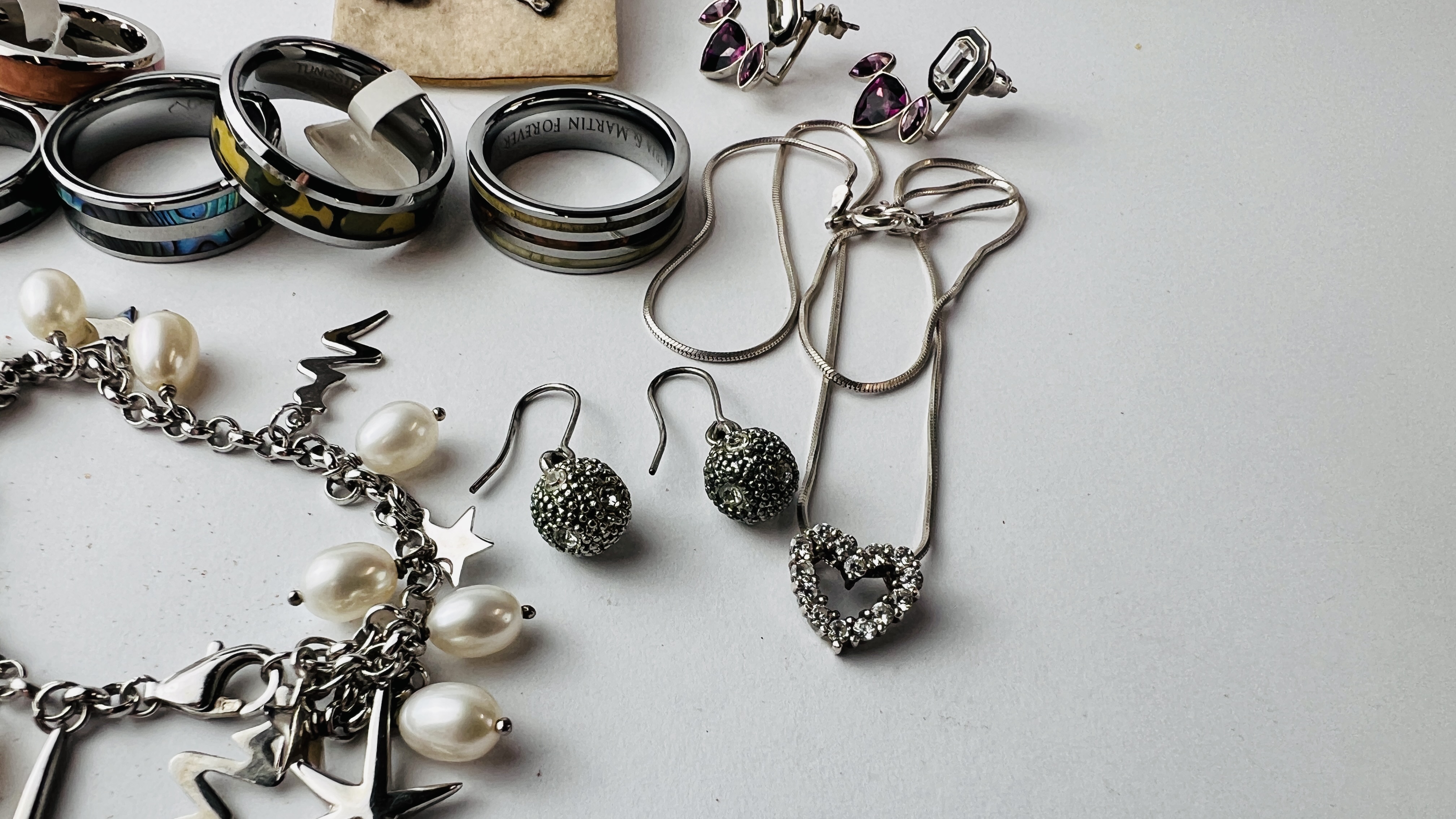 A GROUP OF ASSORTED JEWELLERY TO INCLUDE 6 RINGS MARKED TUNGSTEN, SILVER AND PEARL BRACELET, - Image 3 of 6