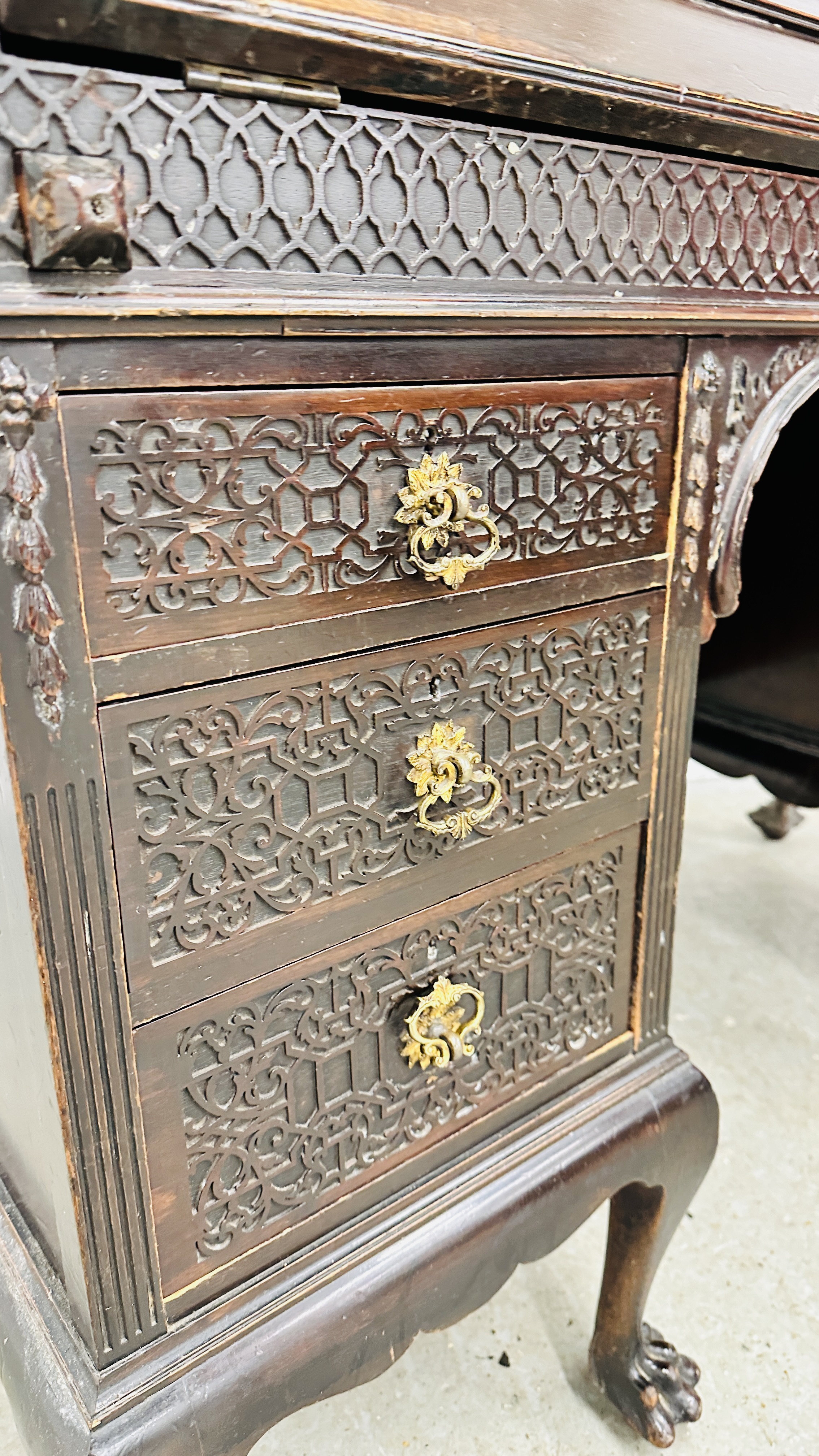 ORNATE TWIN PEDESTAL MAHOGANY FALLING FRONT BUREAU WITH WELL FITTED INTERIOR STANDING ON BALL AND - Image 8 of 21