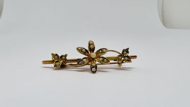 A VINTAGE 15CT GOLD FLOWER BROOCH SET WITH SEED PEARLS.
