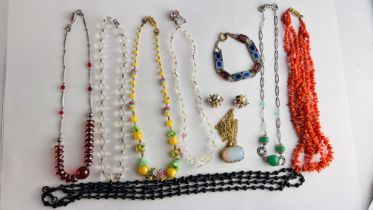 A GROUP OF VINTAGE BEADED NECKLACES TO INCLUDE GLASS AND CORAL EXAMPLES,