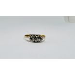 AN 18CT GOLD 3 STONE DIAMOND RING IN A VINTAGE RING BOX.