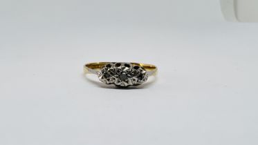 AN 18CT GOLD 3 STONE DIAMOND RING IN A VINTAGE RING BOX.