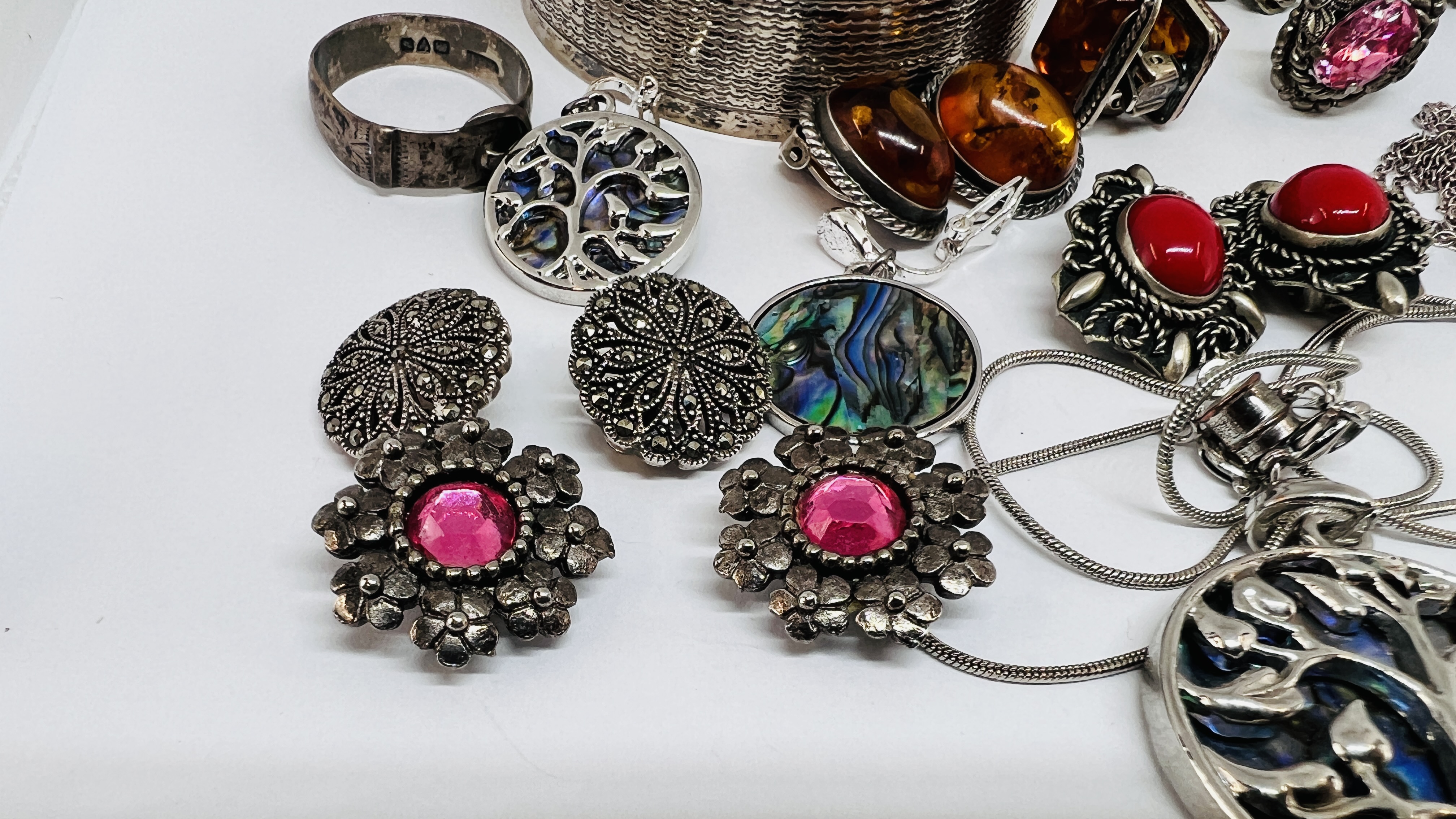 A GROUP OF ASSORTED SILVER AND WHITE METAL JEWELLERY TO INCLUDE A SILVER PADLOCK BRACELET, - Image 2 of 7