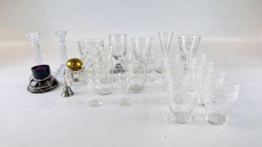 MIXED ANTIQUE GLASSWARE TO INCLUDE DRINKING GLASSES, CANDLESTICKS AND INKWELL, ETC.