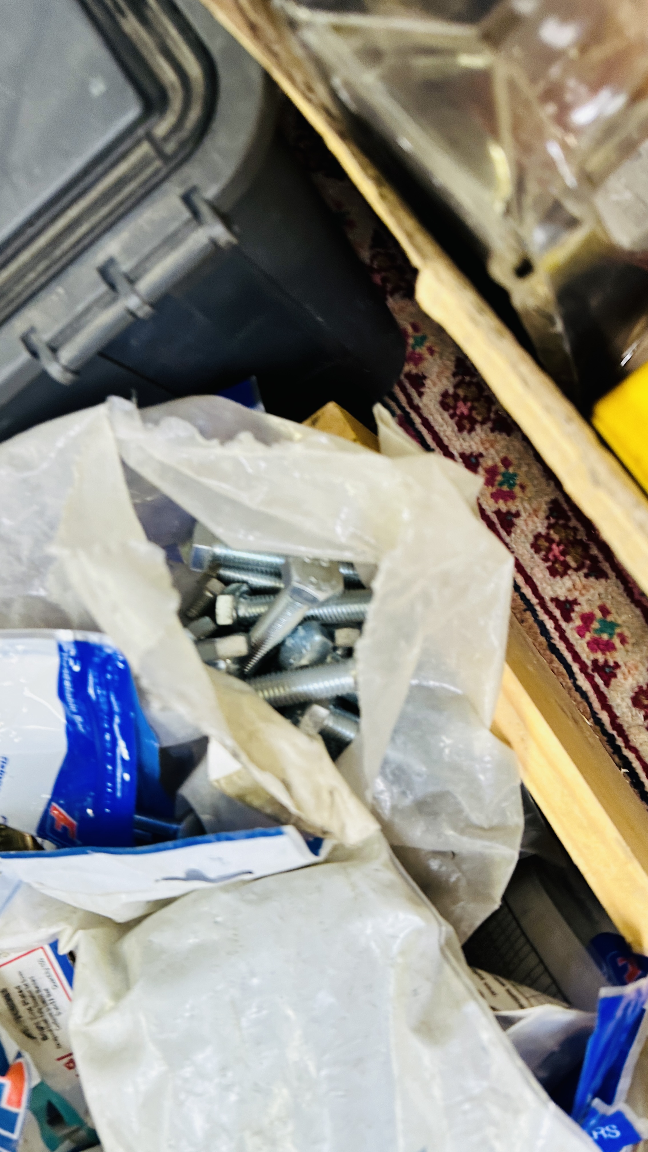 BOX CONTAINING A LARGE QUANTITY MIXED FIXINGS AND FASTENERS, CARRIAGE BOLTS, WASHERS ETC. - Image 4 of 11